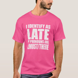 Ich identifiziere, wie spät meine Pronomen sind fa T-Shirt