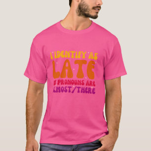 Ich identifiziere, wie spät meine Pronomen sind fa T-Shirt
