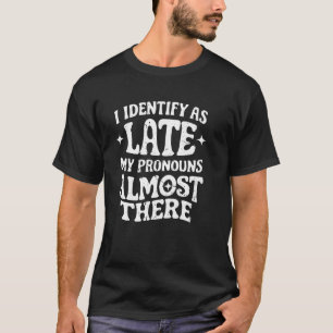 Ich identifiziere, wie spät meine Pronos sind fast T-Shirt