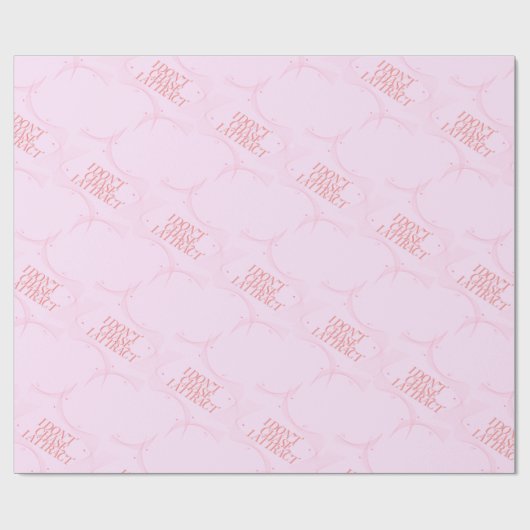 Ich jage nicht, ich ziehe mich an geschenkpapier (Flach)