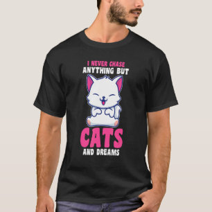 Ich jage nie etwas anderes als Katzen und Träume K T-Shirt