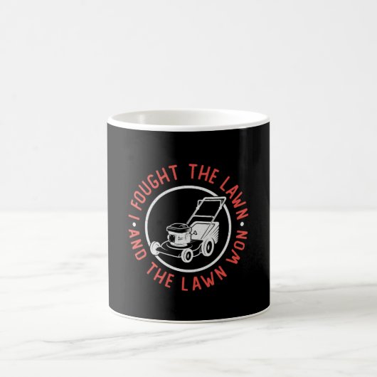 Ich kämpfte gegen den Rasen und den Rasenmäher Kaffeetasse (Mittel)