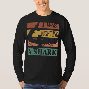 Ich kämpfte gegen eine Verletzung der Haiarm, die  T-Shirt