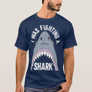 Ich kämpfte gegen einen zerbrochenen Hai 446 T-Shirt