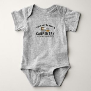Ich kann es kaum erwarten, mit Opa im Zimmererhand Baby Strampler