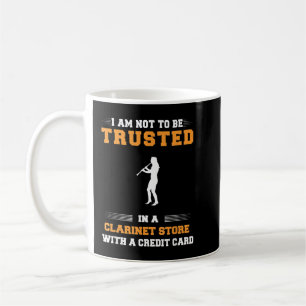Ich kann in einem Klarinettenladen mit einem Kaffeetasse