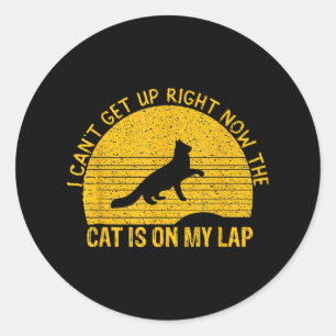 Ich kann jetzt nicht aufstehen, da die Katze auf m Runder Aufkleber
