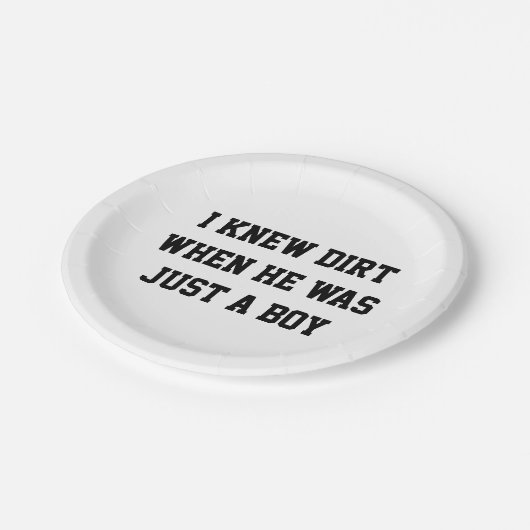 Ich kannte Schmutz, als er nur ein Junge war Pappteller (Schrägansicht)