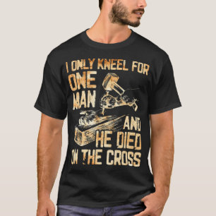 Ich kenne nur einen Mann, und er stirbt am Kreuz  T-Shirt