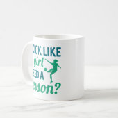 Ich kick wie ein Mädchen braucht eine Lektion Kaffeetasse (Vorderseite Links)