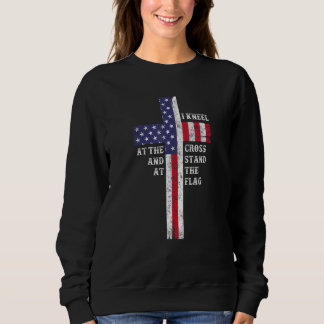 Ich knie am Kreuz und stehe an der Flagge Männer s Sweatshirt