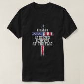 Ich knie am Kreuz und stehe an der Flagge T-Shirt (Design vorne)