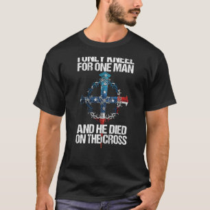 Ich Knie Mich Nur Für Einen Mann Nieder Und Er Sta T-Shirt