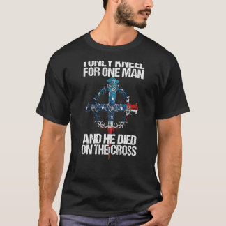 Ich Knie Mich Nur Für Einen Mann Nieder Und Er Sta T-Shirt