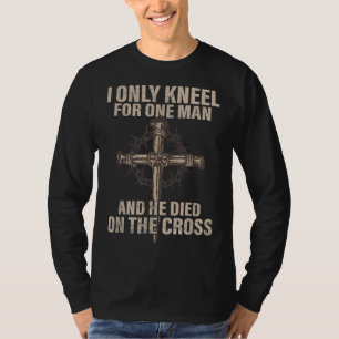 Ich knie nur für einen Mann und er starb am Kreuz T-Shirt