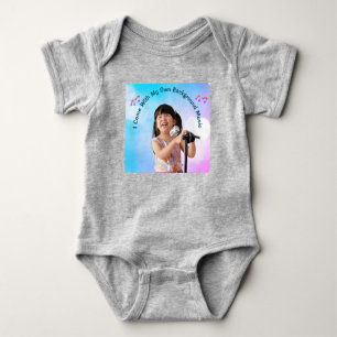 Ich komme mit meiner eigenen Hintergrundmusik Baby Strampler