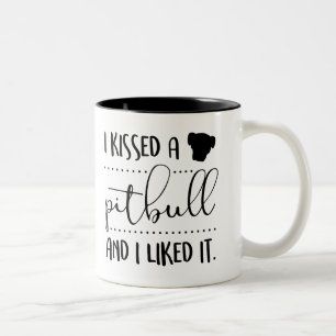 Ich küsste ein Pitbull Zweifarbige Tasse