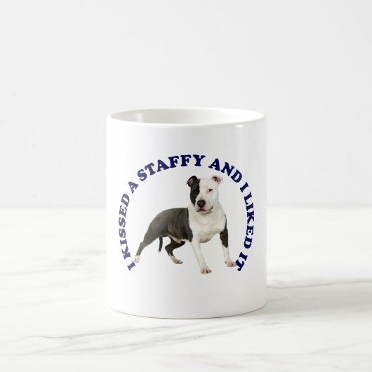 Ich küsste einen Staffy Kaffeetasse (Mittel)