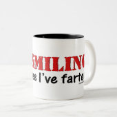 Ich lächele, weil ich Farted! Zweifarbige Tasse (VorderseiteRechts)
