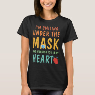 Ich lächle unter der Maske und umarme dich in mein T-Shirt
