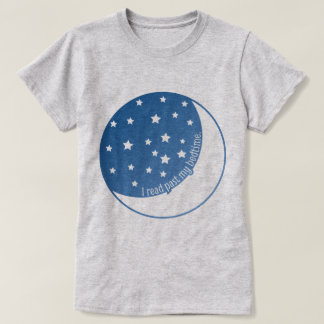 Ich las hinter meinem Bedtime Stylized grafischen T-Shirt