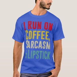 Ich laufe auf COFFEE SARCASM und Lipstick Funny 2 T-Shirt