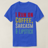 Ich laufe auf COFFEE SARCASM und Lipstick Funny T-Shirt (Design vorne)