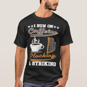 Ich laufe auf Coffein Plucking and StrickHarp T-Shirt