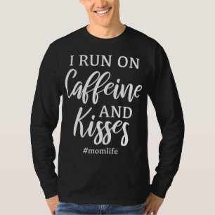 Ich laufe auf Coffeine und Kisses Funny Momlife Ge T-Shirt