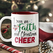 Ich laufe auf den Glauben und Weihnachtsjubeln Zweifarbige Tasse
