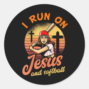 Ich laufe auf Jesus und Softball Christlichen Spie Runder Aufkleber