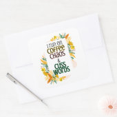 Ich laufe auf Kaffee Chaos und Cuss Worte Quadratischer Aufkleber (Umschlag)