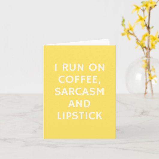 Ich laufe auf Kaffee, Sarcasm und Lipstick - Funny Karte (Gelbe Blume)