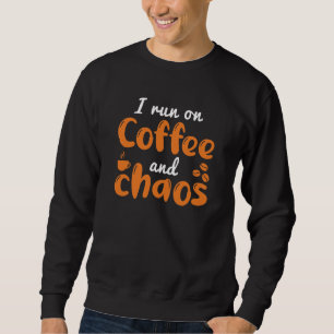 Ich laufe auf Kaffee und Chaos Sweatshirt