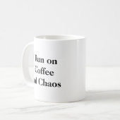 Ich laufe auf Kaffee und Chaos Tasse (Vorderseite Links)