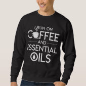 Ich laufe auf Kaffee und Essential Oils Coffee Ess Sweatshirt (Vorderseite)