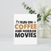 Ich laufe auf Kaffee- und Horror-Filmen Funny Hall Postkarte (Stehend Vorderseite)