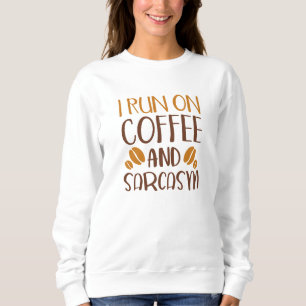 Ich laufe auf Kaffee und Sarcasi Sweatshirt