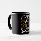 Ich laufe auf Kaffee und Sarcasi Tasse (Vorderseite Links)
