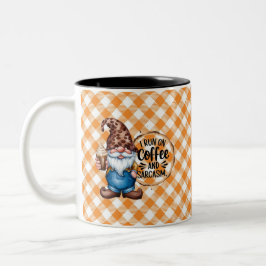 Ich laufe auf Kaffee und Sarcasm Gnome Zweifarbige Tasse
