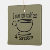 Ich laufe auf Kaffee und Sarkasmus Keramikornament (Links)
