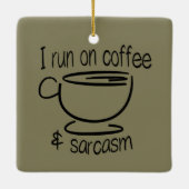 Ich laufe auf Kaffee und Sarkasmus Keramikornament (Rückseite)