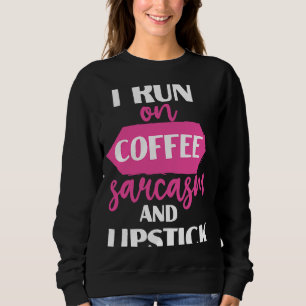 Ich laufe auf Kaffeesarkasmus und Lippenstift-Frau Sweatshirt