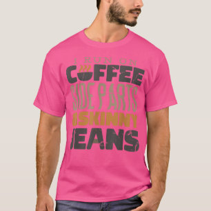 Ich laufe auf Kaffeeseiten und hässlichen Jeans T-Shirt