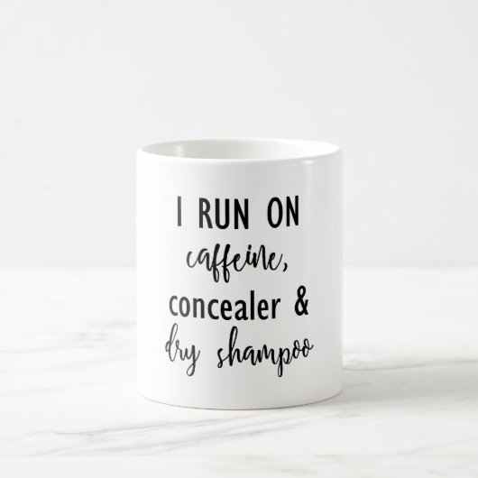 Ich laufe auf Koffein, Concealer u. trockene Kaffeetasse (Mittel)