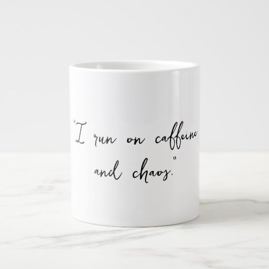 "Ich laufe auf Koffein und Chaos." Jumbo-Tasse (Vorderseite)