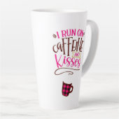 Ich laufe auf Koffein und Kisses Latte Tasse (Rechte Ecke)
