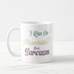Ich laufe auf Macchiato und Sarkasmus Lustige Zita Kaffeetasse
