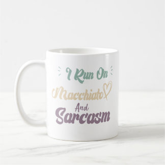 Ich laufe auf Macchiato und Sarkasmus Lustige Zita Kaffeetasse