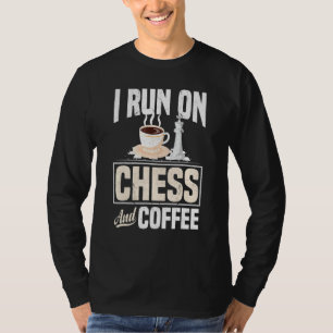 Ich laufe auf Schach- und Kaffeekontakt-Öffnung T-Shirt